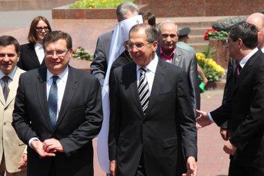 Odessa, Ukrayna - 6 Nisan 2011: Dışişleri Bakanı Sergey Lavrov, resmi ziyaret. Eternal Flame 'e çiçek bırakmak, basın toplantısı. Ukrayna Dışişleri Bakanı Konstantin Gryshchenko