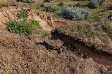 Sesmically tehlikeli bölgede dağ heyelan felaketi. Toprak, toprak engelleme yolun büyük katmanları kökenli büyük çatlaklar. İnsanlara heyelan pistlerinin dağın damming, ölümcül bir tehlike