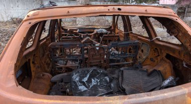 Yanmış araba. Araba Park yerinde ateşe. Haydut savaşları, yangın makine imha sonra molotof kokteyli. Deforme yanan makine. Araba kazası sonuçları. Kundaklama tarafından zarar görmüş