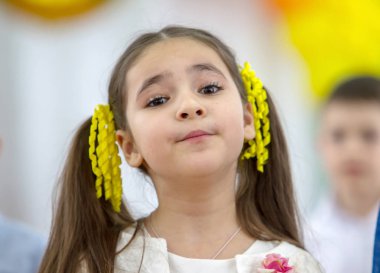 Odessa, Ukrayna - 8 Mart 2018: çocuk İlköğretim Okulu konser gerçekleştirmek. Çocuk tiyatro yaratıcılık, kadınlar günü anaokulunda amatör performans. Çocukların yaratıcılık