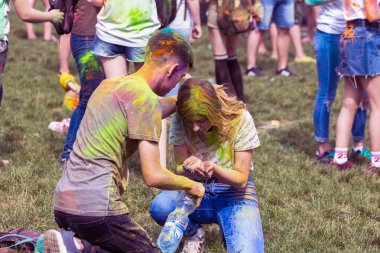 KRASNODAR, RUSSIA - May11,2018: Renkler Festivali, geleneksel Hint Holi festivali. Gençler Holi bayramında renkli pudra atarken eğleniyorlar. Renkli boya festivali. Renk Festivali