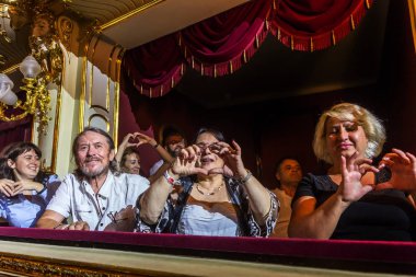 Odessa, Ukrayna-2018 yaklaşık: konser salonu oditoryum büyük kalabalık duygusal favori onların oyuncular karşılamak. Seyirci tiyatro salonunda. Tiyatro sahnede performans gibi izleyiciler