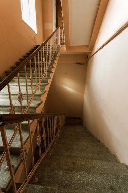 Çimento, eski bina taş merdiven. Eski bir binanın katları arasında bir vintage taş merdiven. Bina moda ve SSCB'de 20. yüzyılın teknoloji