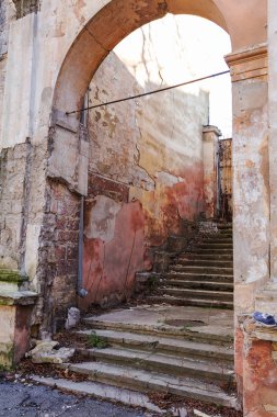 Eski, açık, taştan bir merdiven. Taş, eski merdivenlerin çimento basamaklarında yıpranma ve yıpranma izleri var. Eski taş bir merdiven, eski kırık basamaklar. Seçici odak