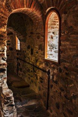 Bir dar taş merdiven bir ortaçağ kalesi eski Hıristiyan manastır Rila, Bulgaristan kulesinde. Taş duvarlı gizemli kasvetli tünel