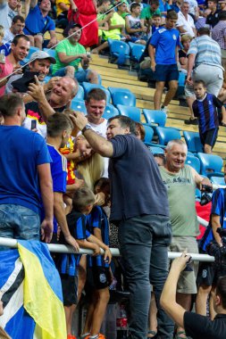 Odessa, Ukrayna - 2 Ağustos 2015: Gürcüce ve Ukraynalı siyasetçi, Ukrayna, Mikhail Saakaşvili, kendini hayranları ile oyun sırasında Fc Dinamo Kiev - Chernomorets Odessa fotoğraflandı Odessa bölge valisi. Major League.