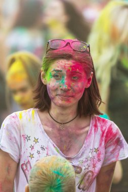 KRASNODAR, RUSSIA - May11,2018: Renkler Festivali, geleneksel Hint Holi festivali. Gençler Holi bayramında renkli pudra atarken eğleniyorlar. Renkli boya festivali. Renk Festivali