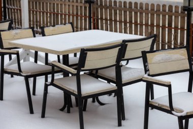 Odessa, Ukrayna - 26 Şubat 2018: yoğun kar yağışı, Siklon kışın sokaklarda. Arabalar karla kaplıdır. Kaygan yol. Kışın kötü hava: şiddetli kar yağışı ve kar fırtınası. Yayalar karda yürümek