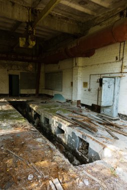 Çernobil'de askeri birlik yağmalanmış araba kutu. İşleme makinaları ile çalışırken güvenlik etiket. Askeri birlik Chernobyl nükleer enerji santrali, 2017 yok