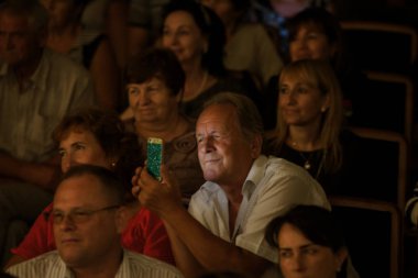 Odessa, Ukrayna - 19 Temmuz 2018: Oditoryum konser salonunun seyirci onların favori sanatçıları duygusal olarak karşılamak. Seyirci tiyatro salonunda. Tiyatro sahnede performans gibi izleyiciler