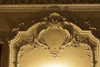 SSCB'in eski il Sovyet tiyatro, mistik iç. Sıva belgeleme, duvar ve tavan nostaljik resmini devrimci geçmiş SSCB parçaları ile. Lüks İmparatorluk tarzı iç