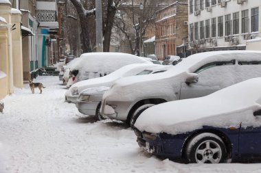 Odessa, Ukrayna - 26 Şubat 2018: yoğun kar yağışı, Siklon kışın sokaklarda. Arabalar karla kaplıdır. Kaygan yol. Kışın kötü hava: şiddetli kar yağışı ve kar fırtınası. Yayalar karda yürümek