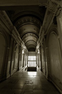 Karanlık koridor. Karanlık, boş bir koridorun mistik iç mekanı, terk edilmiş bir evde tünel. Karanlık, gizemli bir koridor. Terk edilmiş bir evin içi, cehenneme giden yol. Terk edilmiş eski bir bina.