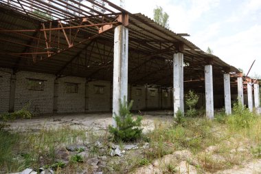 Çernobil'de askeri birlik yağmalanmış araba kutu. İşleme makinaları ile çalışırken güvenlik etiket. Askeri birlik Chernobyl nükleer enerji santrali, 2017 yok