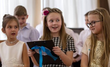 Odessa, Ukrayna - 8 Mart 2018: çocuk İlköğretim Okulu konser gerçekleştirmek. Çocuk tiyatro yaratıcılık, kadınlar günü anaokulunda amatör performans. Çocukların yaratıcılık