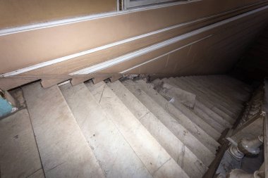 Eski bir taş merdiven açın. Taş, mermer merdiven izleri imha olan eski adımları. Yıpranmış adımları kırık bir antik mermer merdiven, antik. Eski görkemli, görkemli, mermer taş merdiven