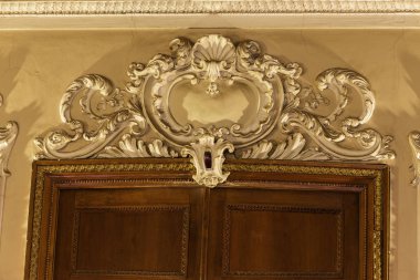 SSCB'in eski il Sovyet tiyatro, mistik iç. Sıva belgeleme, duvar ve tavan nostaljik resmini devrimci geçmiş SSCB parçaları ile. Lüks İmparatorluk tarzı iç