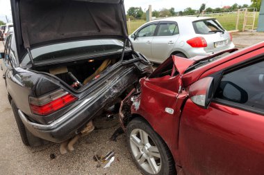 Odessa, Ukrayna - 22 Ağustos 2017: Kaza çarpışma şehir sonra sokak, zarar görmüş arabalar araba kazasında. Arabalar birbirine şehir sokak sürdü. büyük araba kazası, trende yakaladı