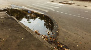 Bozuk yol çukurların ve noktalar, Ukrayna kırık asfalt kılıçla. Büyük delikli çok kötü asfalt yol. Korkunç teknoloji inşaat yollar. Çok sayıda tehlikeli hataları. Kötü yol. Yol onarım