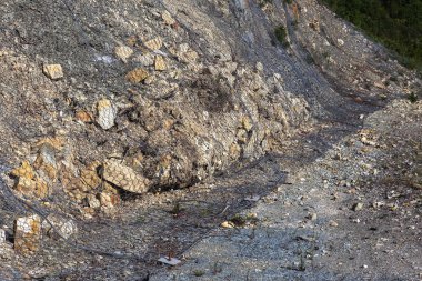 Özel metal kafes olan yol,'yakınında güçlendirilmesi tehlikeli dağ yamaçlarında. Dağ slough yoldan, kaya düşmesi metal net çitler frenleyici birikmiş korunması