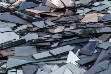 kırık cam, aynada çöp döküm parçaları büyük yığını. Ayna ve cam çöp endüstriyel atık ve cam işleme büyük parçalar. Grup ayna parçaları sabah ışık