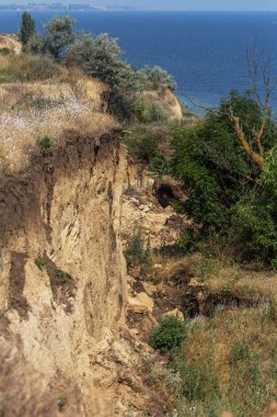 Sesmically tehlikeli bölgede dağ heyelan felaketi. Toprak, toprak engelleme yolun büyük katmanları kökenli büyük çatlaklar. İnsanlara heyelan pistlerinin dağın damming, ölümcül bir tehlike