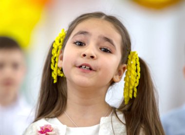 Odessa, Ukrayna - 8 Mart 2018: çocuk İlköğretim Okulu konser gerçekleştirmek. Çocuk tiyatro yaratıcılık, kadınlar günü anaokulunda amatör performans. Çocukların yaratıcılık