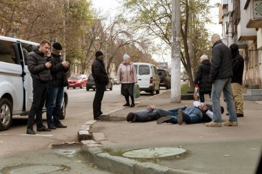 Odessa, Ukrayna - 24 Kasım 2017: Polis eylem suçlular, teröristler ele geçirmek için özel bir grup. Yakalama, rehinelerin serbest bırakmak. Polis suçluları şehir sokaklarında tutukladı. Suç kavramsal olarak