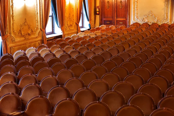 전통적인 클래식 풍부한 어두운 오페라 라운드의 시청자 기이한 곡선된 영화관에서 — 스톡 사진
