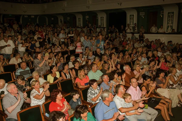 Odessa Ukraine July 2018 Spectators Auditorium Concert Hall Emotionally Meet — Stock Photo, Image