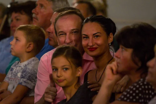 オデッサ ウクライナ 2018 コンサート ホールの講堂で観客は感情的に自分のお気に入りのパフォーマーを満たしています ホールの観客 劇場のステージ上でパフォーマンスのような視聴者 — ストック写真