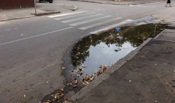 损坏的道路 破获沥青剑与坑和斑点 乌克兰 非常坏沥青路与大孔 可怕的技术建设道路 无数危险的失败 糟糕的路 道路修理 — 图库照片