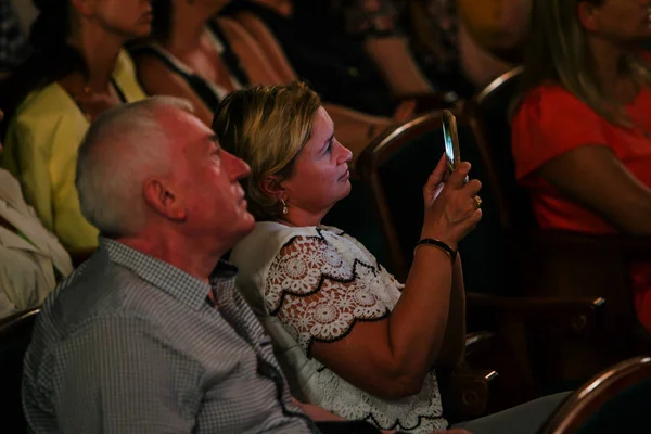 Odessa Ukraina Juli 2018 Åskådare Hörsalen Konserthuset Känslomässigt Uppfylla Deras — Stockfoto