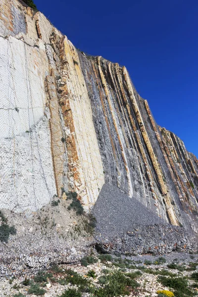 特別な金属メッシュで道路の近くで斜面危険な山を強化します 山スラウから道路の落石ネット フェンスを抑制累積金属保護 — ストック写真