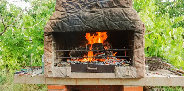 Boş Barbekü Temiz Sıcak Alevli Izgara Yakın Çekim Arka Plan — Stok fotoğraf