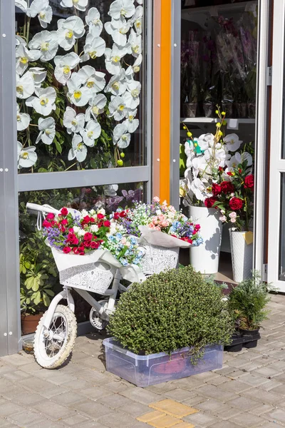 Велосипед Цветах Красивое Украшение Небольшого Цветочного Магазина Велосипед Цветами Качестве — стоковое фото
