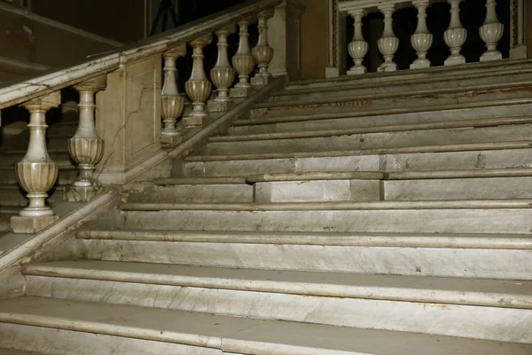 Una Vieja Escalera Piedra Abierta Piedra Escalones Mármol Escalera Vieja — Foto de Stock