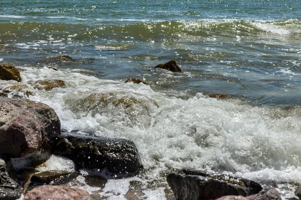 Weiche Kleine Wellen Während Der Ruhigen Pause Auf Granitsteinen Der — Stockfoto
