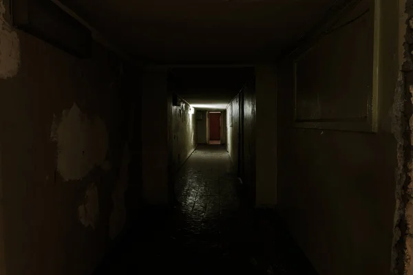 黑暗的走廊黑暗空旷走廊的神秘内部 废弃房屋的隧道 黑暗神秘的走廊废弃房屋的内部通往地狱之路一座废弃的旧建筑 — 图库照片