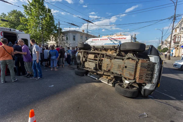 乌克兰奥德萨 与警察一起在街头发生撞车事故 警车在追捕过程中失去了对罪犯的控制 造成了重大事故 碰撞中的汽车破碎 — 图库照片