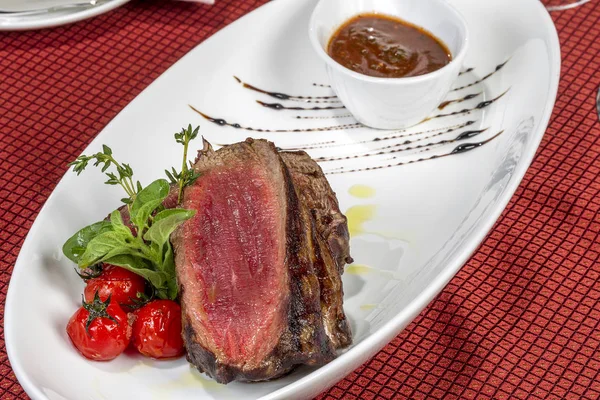 Comida Deliciosa Carne Parrilla Hueso Con Salsa Verduras Condimento Compiten — Foto de Stock