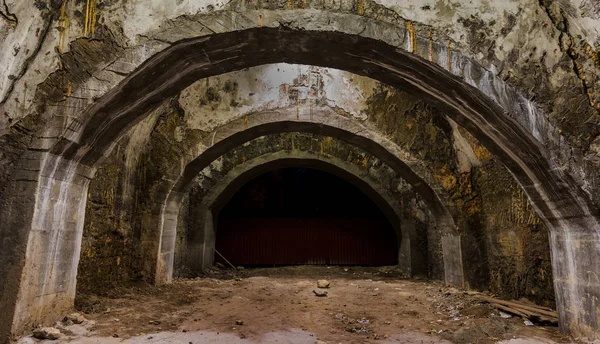 Viejo Túnel Abandonado Una Bodega Subterránea Entrada Catacumbas Mazmorra Antigua — Foto de Stock