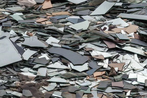 Grande Pilha Vidro Quebrado Fragmentos Espelho Depósito Lixo Grandes Pedaços — Fotografia de Stock