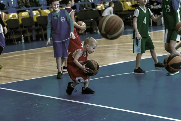 オデッサ ウクライナ 2018 若い子供はバスケット ボール 子供のスポーツ教室のお祝い子供のスポーツ バスケット ボール クラブの中に子供のスポーツ大会に参加 — ストック写真