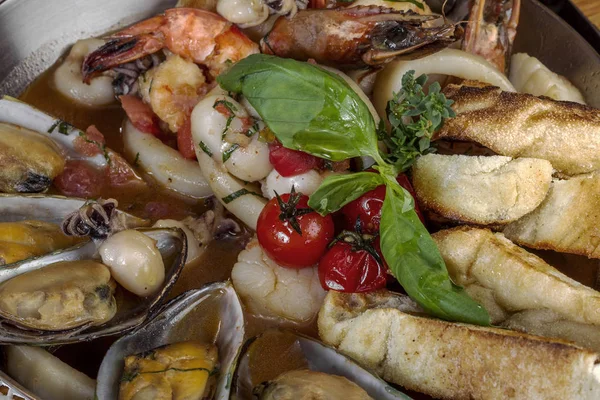 Comida Delicioso Asado Con Mariscos Mejillones Gambas Pulpo Calamares Verduras —  Fotos de Stock
