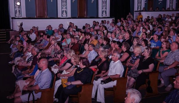 Odessa, Ukrayna - 19 Temmuz 2018: Oditoryum konser salonunun seyirci onların favori sanatçıları duygusal olarak karşılamak. Seyirci tiyatro salonunda. Tiyatro sahnede performans gibi izleyiciler