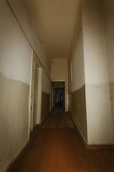 黑暗的走廊黑暗空旷走廊的神秘内部 废弃房屋的隧道 黑暗神秘的走廊废弃房屋的内部通往地狱之路一座废弃的旧建筑 — 图库照片