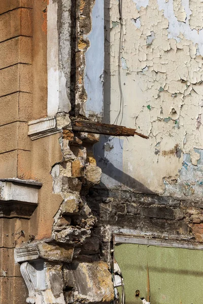 Una Casa Abbandonata Crolla Quartiere Povero Casa Distrutta Crepe Nel — Foto Stock
