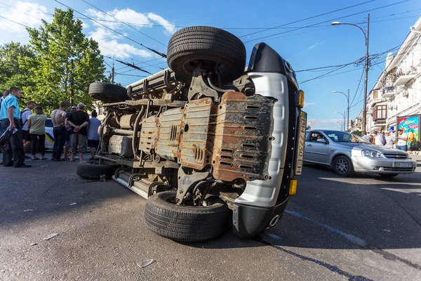 オデッサ ウクライナ 2016 警察の乗組員が付いている通りの事故 パトカー追跡中に犯人はコントロールを失い 大きな事故を作成します 衝突で壊れた車 — ストック写真
