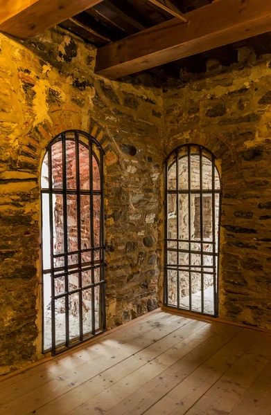ブルガリア リラの中世の城古代キリスト教の修道院の塔の狭い石の階段 石の壁と神秘的な暗いトンネル — ストック写真